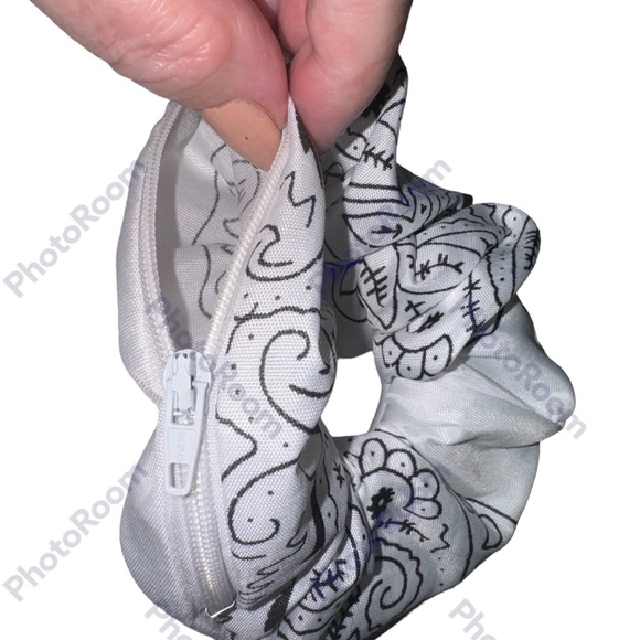 Bandana print white zipper hair scrunchie hand made USA authentic cotton blend - Picture 2 of 5